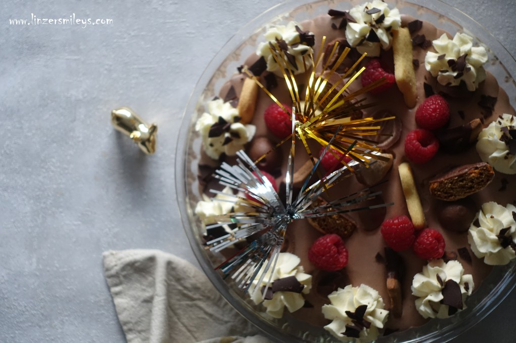 Trifle, Silvester, Neujahr, englisches Schichtdessert, Dessert zum Löffeln, zum Teilen, nachhaltig, Resteverwertung, Keksreste, Kuchenreste, Schokoreste, Leckeres aus Resten, Resterlküche, schick und einfach, Schokopuddingcreme, Partyrezept, Süßes zum Feiern #linzersmileys