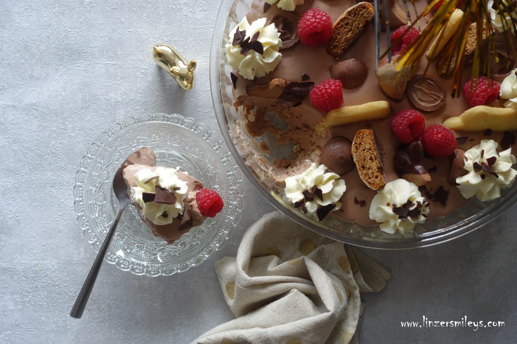 Trifle, Silvester, Neujahr, englisches Schichtdessert, Dessert zum Löffeln, zum Teilen, nachhaltig, Resteverwertung, Keksreste, Kuchenreste, Schokoreste, Leckeres aus Resten, Resterlküche, schick und einfach, Schokopuddingcreme, Partyrezept, Süßes zum Feiern #linzersmileys