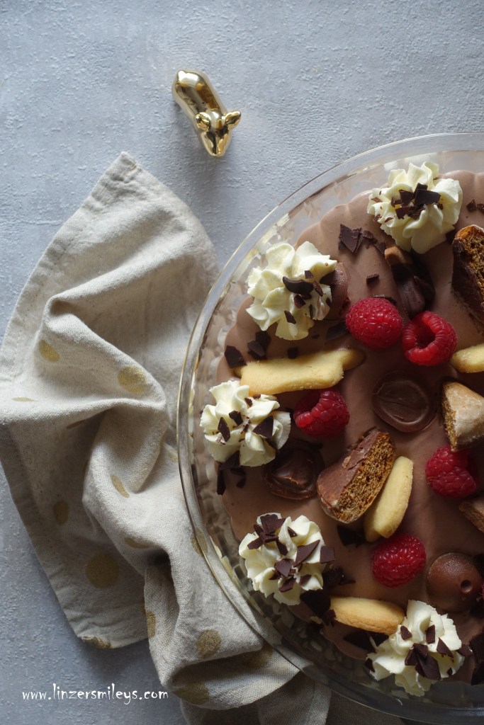 Trifle, Silvester, Neujahr, englisches Schichtdessert, Dessert zum Löffeln, zum Teilen, nachhaltig, Resteverwertung, Keksreste, Kuchenreste, Schokoreste, Leckeres aus Resten, Resterlküche, schick und einfach, Schokopuddingcreme, Partyrezept, Süßes zum Feiern #linzersmileys