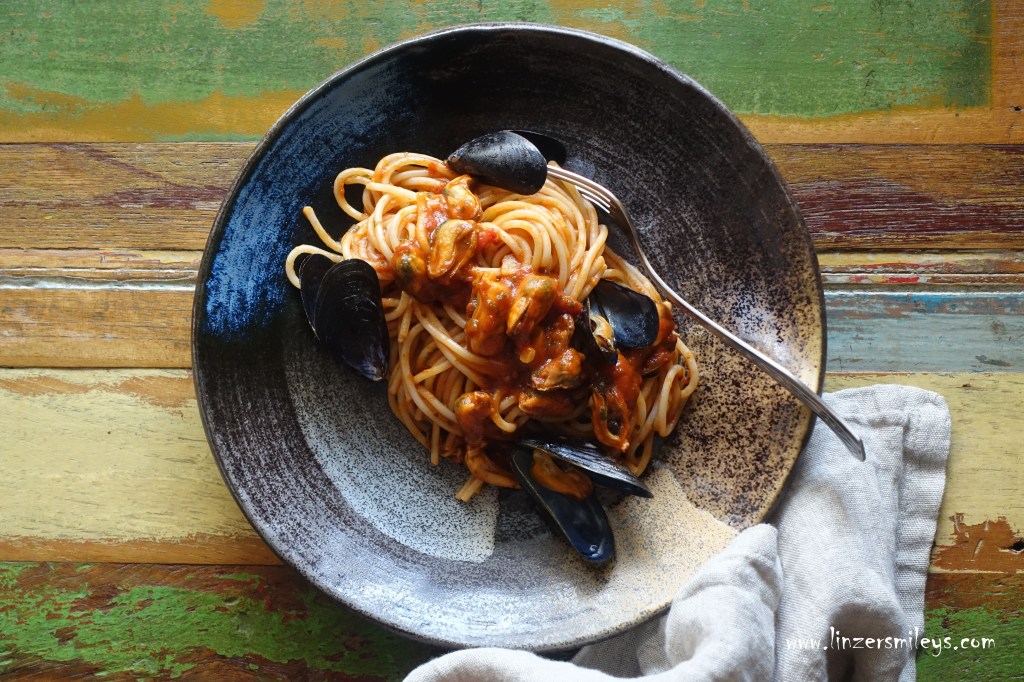 Spaghetti con le cozze in rosso, Spaghetti mit Miesmuscheln in Tomatensoße, mit Tomaten, Muscheln, italienisch kochen, der Geschmack des Meeres, mediterran, Mittelmeerküche, Meeresfrüchte, Spezialität #linzersmileys