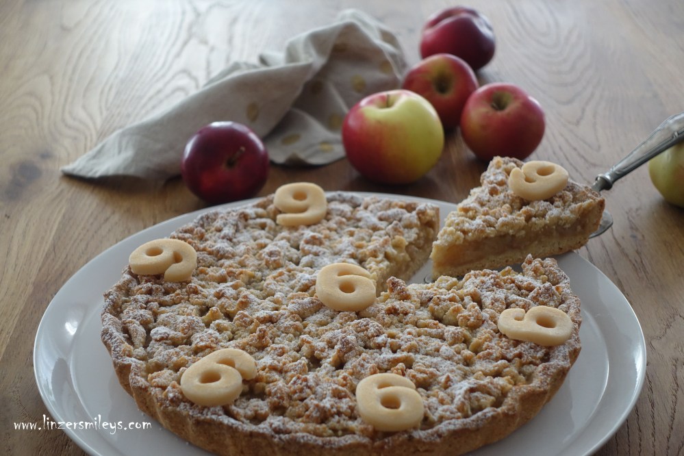 Apfeltarte mit Honig, Zimt und Macis, Muskatblüte, französisch backen, mit Obst, fruchtig, wenig Zucker, figurbewusst, zum Blog-Geburtstag, Streusel, Crumble, Streuselkuchen, österreichisch, deutsch, Obstkuchen, hat immer Saison, Six Word Cake #linzersmileys