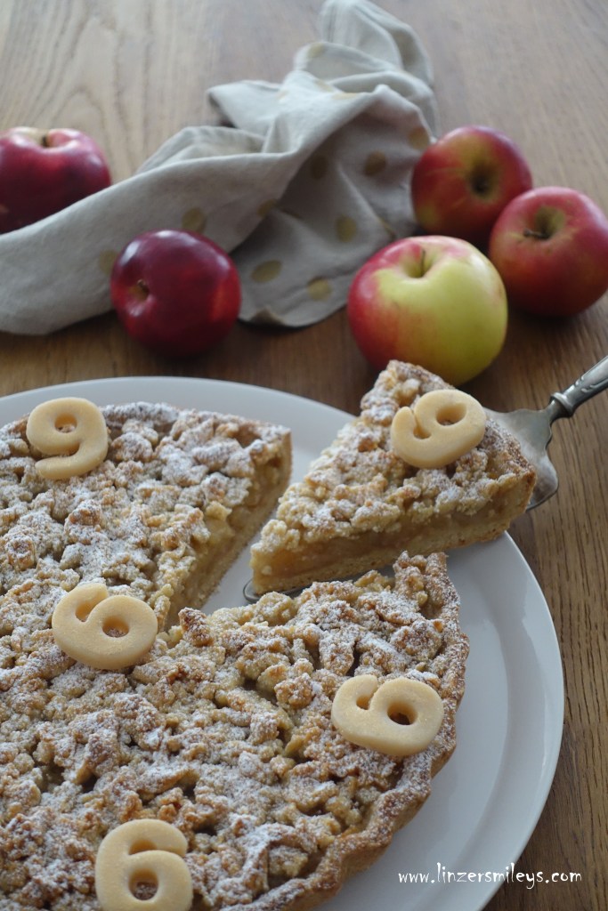 Apfeltarte mit Honig, Zimt und Macis, Muskatblüte, französisch backen, mit Obst, fruchtig, wenig Zucker, figurbewusst, zum Blog-Geburtstag, Streusel, Crumble, Streuselkuchen, österreichisch, deutsch, Obstkuchen, hat immer Saison, Six Word Cake #linzersmileys