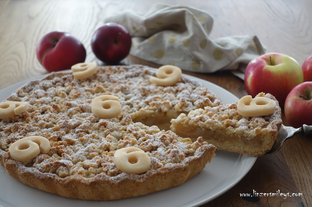 Apfeltarte mit Honig, Zimt und Macis, Muskatblüte, französisch backen, mit Obst, fruchtig, wenig Zucker, figurbewusst, zum Blog-Geburtstag, Streusel, Crumble, Streuselkuchen, österreichisch, deutsch, Obstkuchen, hat immer Saison, Six Word Cake #linzersmileys