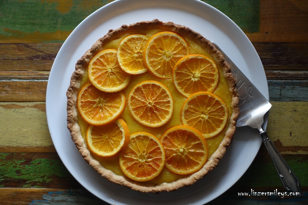 Crostata con crema all'arancia e arance sciroppate, Orangentarte mit Sirup-Orangen und Orangencreme, italienisch backen, Mürbteig, Bio-Orangen aus Sizilien, aromatisch, köstlich, lecker, Augenweide, Eyecatcher, Highlight, Hingucker, winterlich, Winterobst aus Italien #linzersmileys