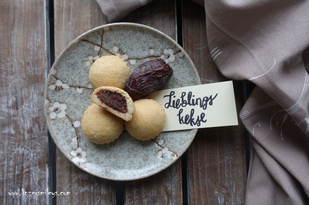 orientalische Dattelkekse, mit Datteln, fast ohne Zucker, Mamoul, arabisch, aus Syrien, gefüllte Kekse, Orangenblüte, Orangenblütenwasser, Rosenwasser, backen ohne Ei, beliebt, Foodtrend, Backtrend #linzersmileys