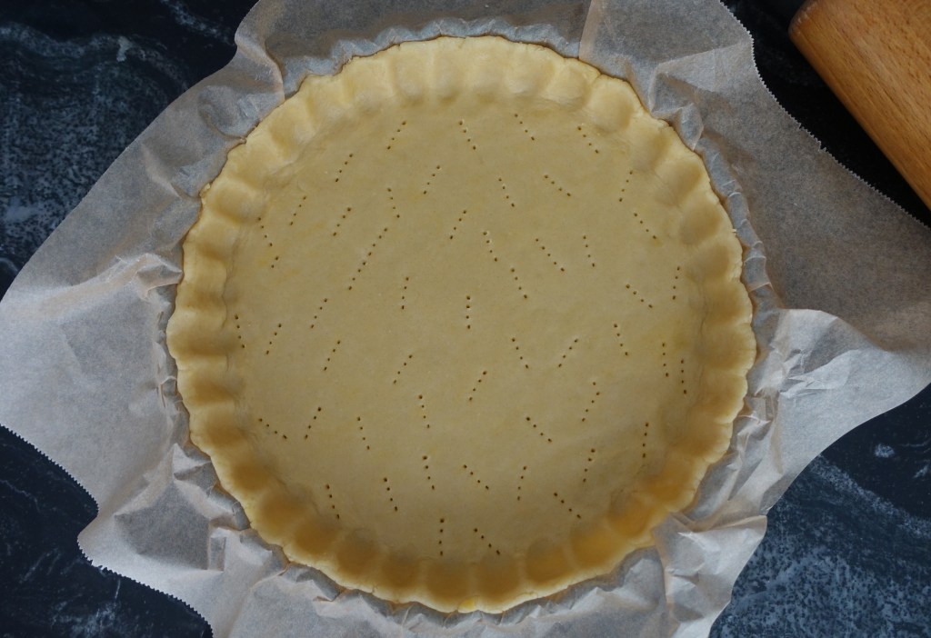 Mürbteig auf Backpapier ausgerollt und in die Form gelegt, EasyBaking, einfache Zubereitungsart #linzersmileys