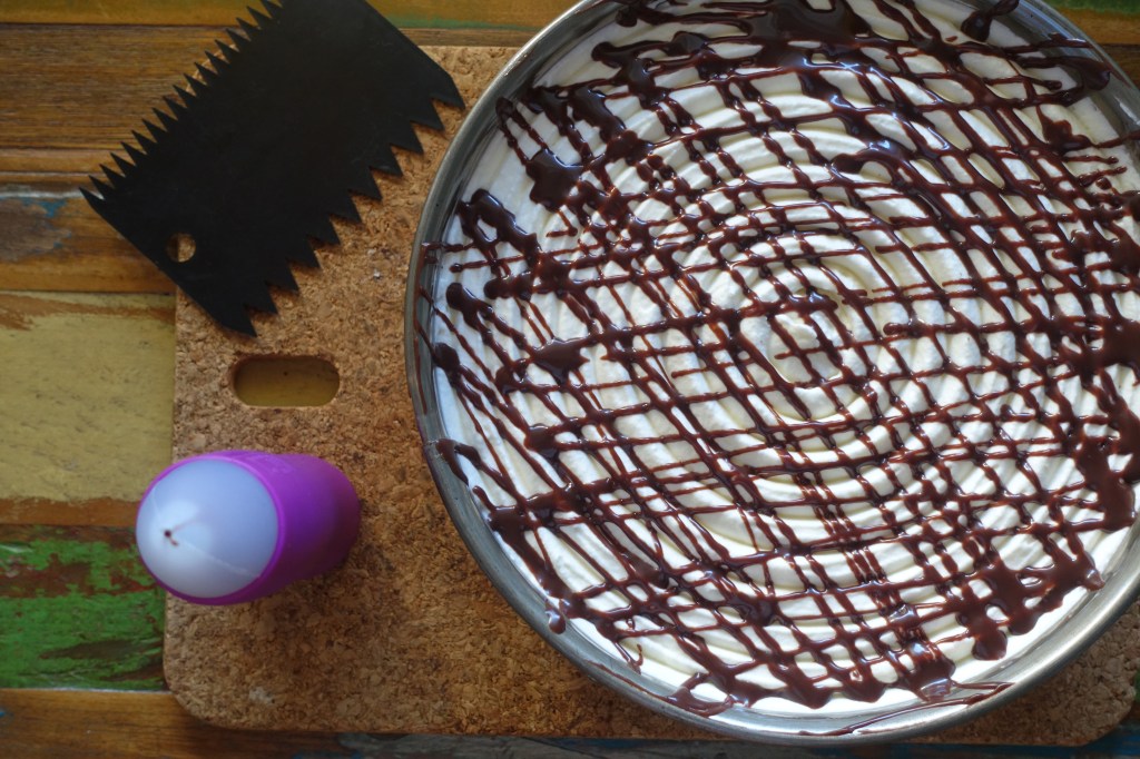 Lambada-Torte mit fruchtiger Orangenfüllung und feiner Topfen-Obers-Creme, Lambada-Schnitten in Tortenform, mit Orangenpudding, frisch gepresster Orangensaft, Topfen, Quark, Obers, Sahne, fruchtig, cremig, Schichttorte, DIY, Valentinstag, mit Liebe gebacken, selbst gemacht #linzersmileys