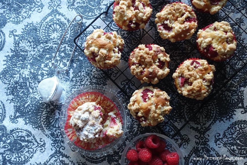 Himbeer-Streusel-Muffins, Muffins, Crumble, with raspberries, mit Himbberen, fruchtig, crunchy, mit Joghurt im Teig, fluffig, leicht, mit Liebe gebacken, DIY, EasyBaking, All in one-Teig, Take Away Food, Powerfood, Brain Food #linzersmileys