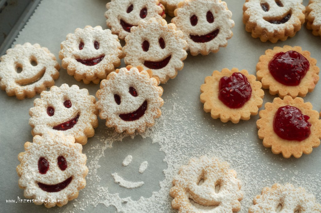Linzer Augen, Linzer Smileys, #linzersmileys , Blog von Daniela Terenzi, backen, Mürbteig, mit Butter, Dinkelmehl, Weihnachten, mit Marmelade, Kekse mit Lachgesicht, backen wie früher, Omas Rezept, vegetarisch