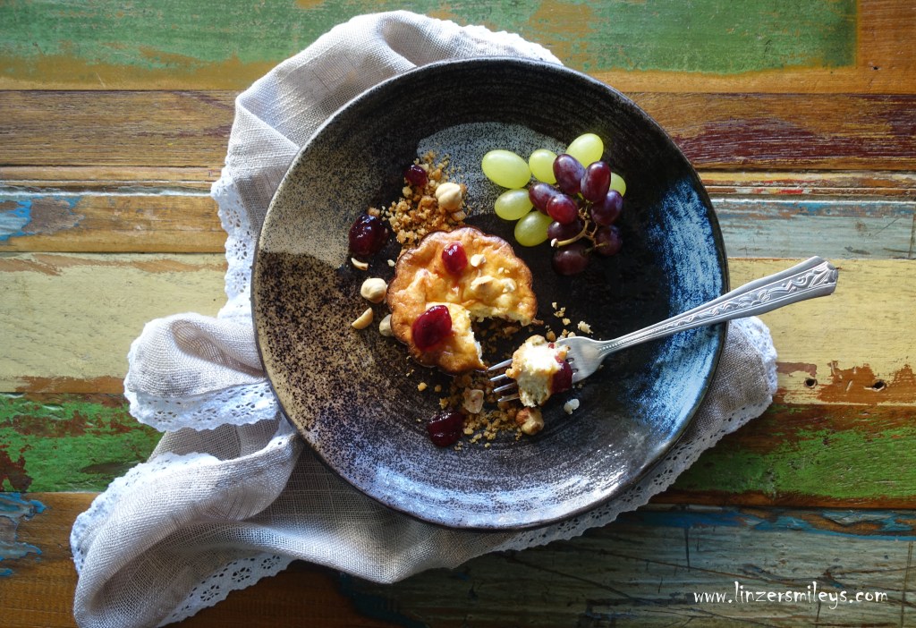 Piave DOP, Latte Busche, Belluno, Käse aus Italien, Italian Cheese, formaggio italiano DOP, #PiaveDOP #enjoyitsfromeurope #nicetoeateu pikante Mini Cheese Cakes mit Grissini-Crumble und Preiselbeeren, crostatine piccanti con il formaggio Piave, Rezept von Daniela Terenzi #linzersmileys