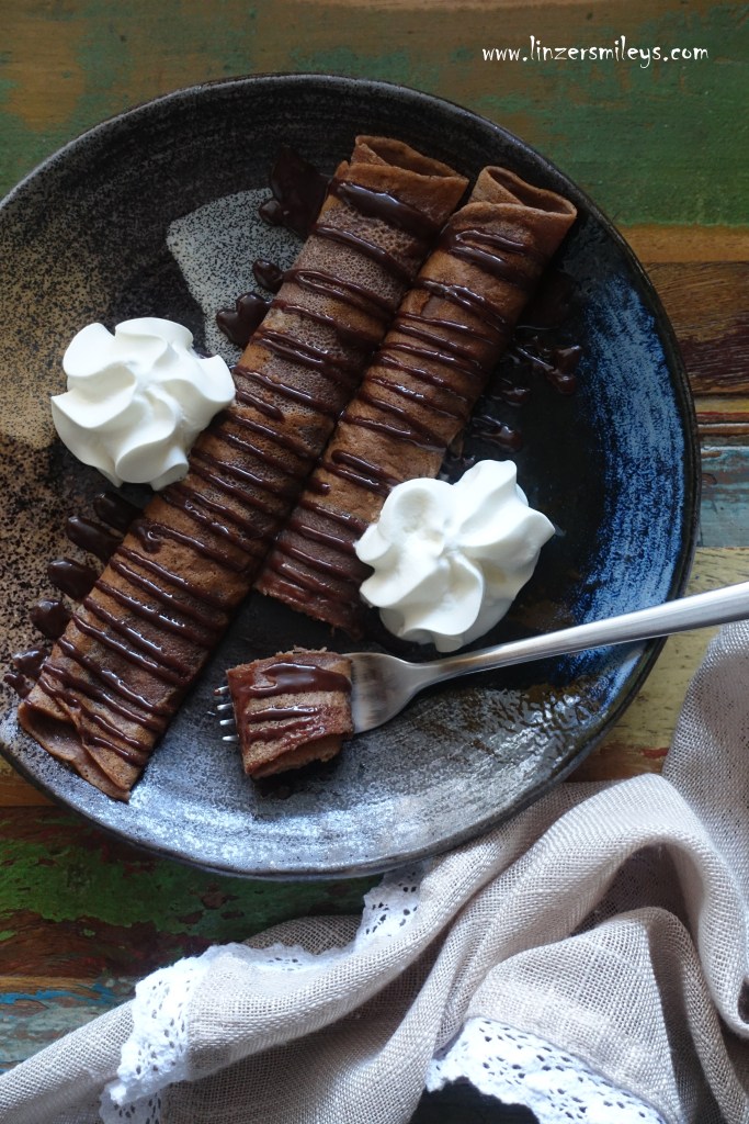 Schokopalatschinken, aber bitte mit Sahne! Wiener Spezialität, Palatschinken, Crêpes, Crespelle, Pfannkuchen, Eierkuchen, Flädle, mit Kakao, Schokolade, Marillenmarmelade, Aprikosenkonfitüre, Wachauer Marillen, Wachau, Schokosoße, Ganache, EasyCooking, Sachertorte in Palatschinkenform #linzersmileys