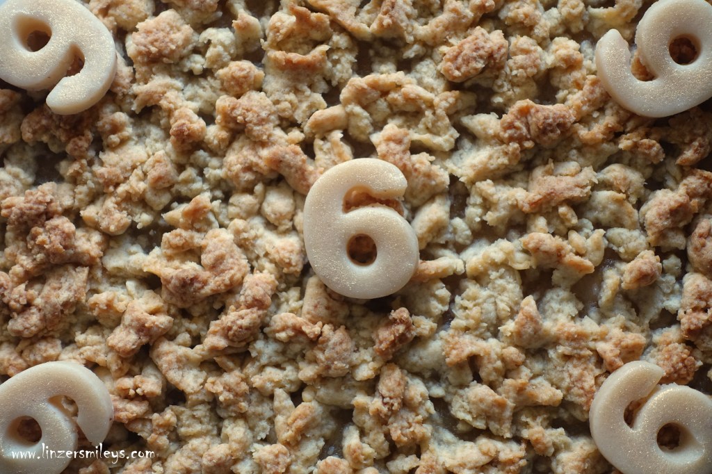 Apfeltarte mit Honig, Zimt und Macis, Muskatblüte, französisch backen, mit Obst, fruchtig, wenig Zucker, Marzipandeko, mit essbarem Goldstaub, Marzipanzahlen, zum Blog-Geburtstag, Streusel, Crumble, Streuselkuchen, österreichisch, deutsch, Obstkuchen, hat immer Saison, Six Word Cake #linzersmileys