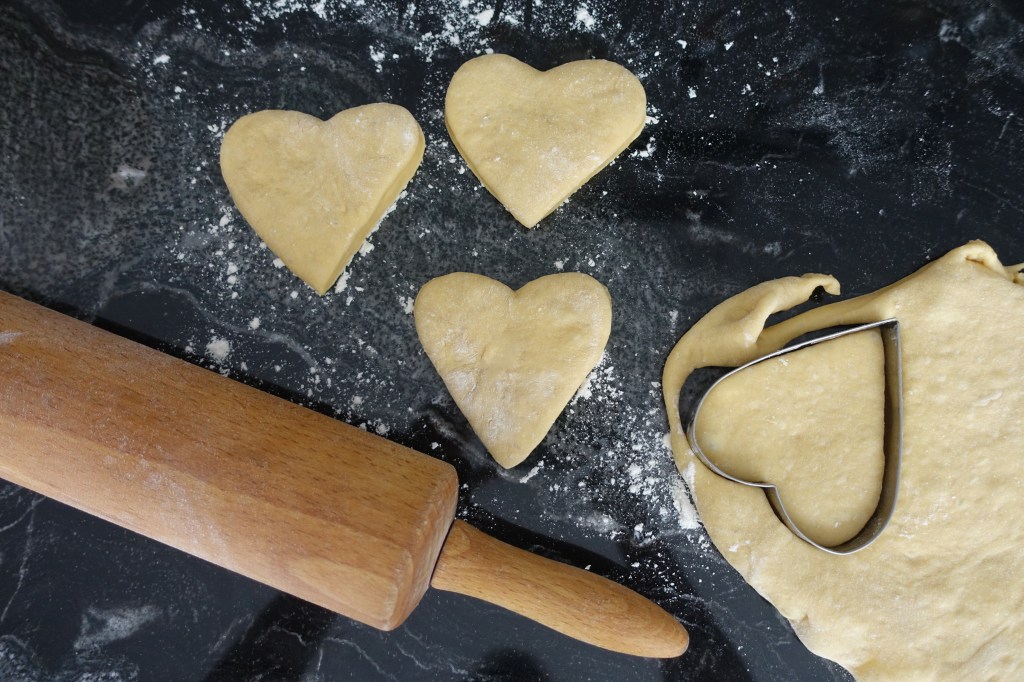 Zubereitung Herz-Krapfen, Love speaks culinary, Valentinstag, kulinarisch verwöhnen, Herz-Donut, Krapfen in Herzform, Faschingskrapfen, mit Marille, Aprikose, Herz-Krapfen, Herzerl-Look auf dem Teller, DIY, selbst gemacht, mit Liebe gebacken, Süßes frittiert, Fasching, Karneval, Schmalzgebackenes, Berliner, Doughnuts, frittelle
