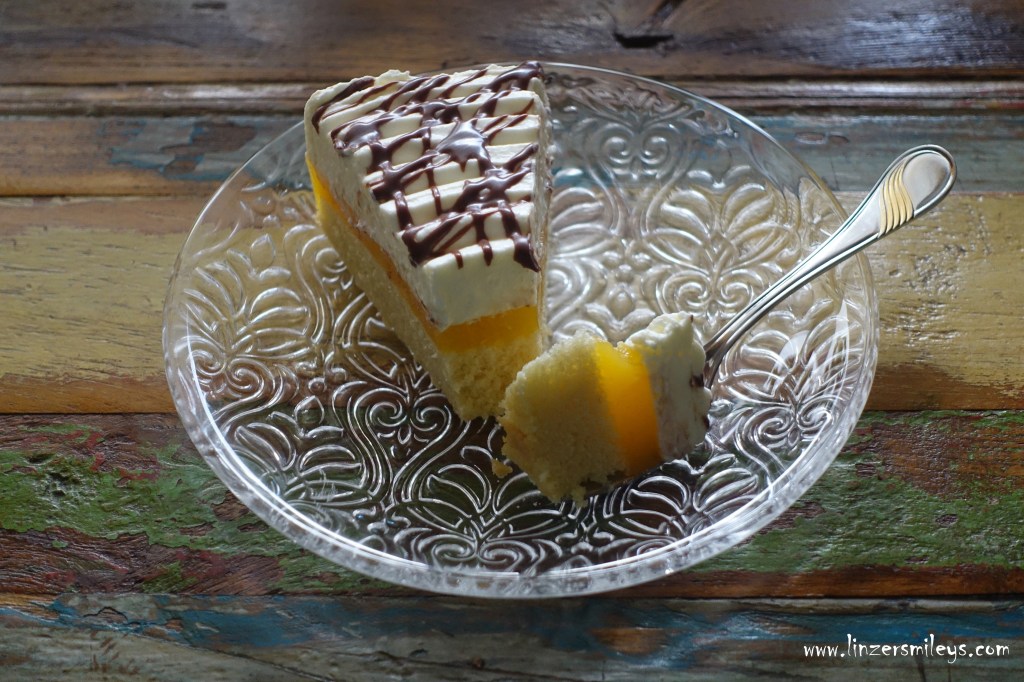 Lambada-Torte mit fruchtiger Orangenfüllung und feiner Topfen-Obers-Creme, Lambada-Schnitten in Tortenform, mit Orangenpudding, frisch gepresster Orangensaft, Topfen, Quark, Obers, Sahne, fruchtig, cremig, Schichttorte, DIY, Valentinstag, mit Liebe gebacken, selbst gemacht #linzersmileys