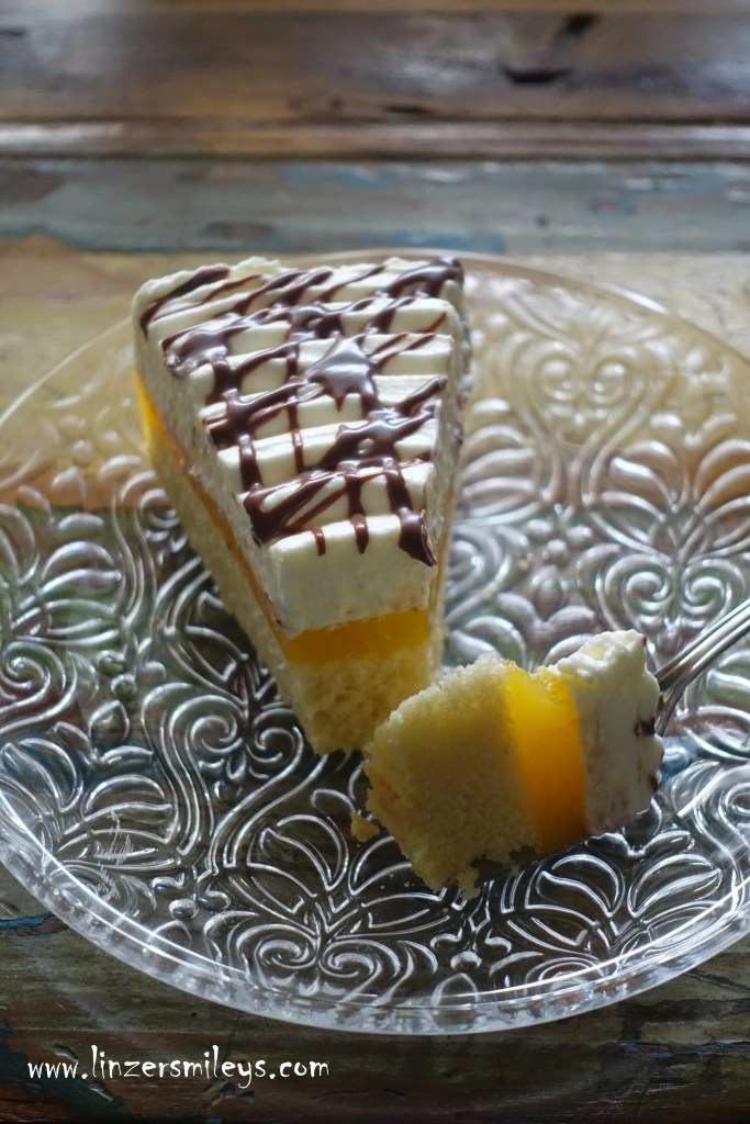 Lambada-Torte mit fruchtiger Orangenfüllung und feiner Topfen-Obers-Creme, Lambada-Schnitten in Tortenform, mit Orangenpudding, frisch gepresster Orangensaft, Topfen, Quark, Obers, Sahne, fruchtig, cremig, Schichttorte, DIY, Valentinstag, mit Liebe gebacken, selbst gemacht #linzersmileys