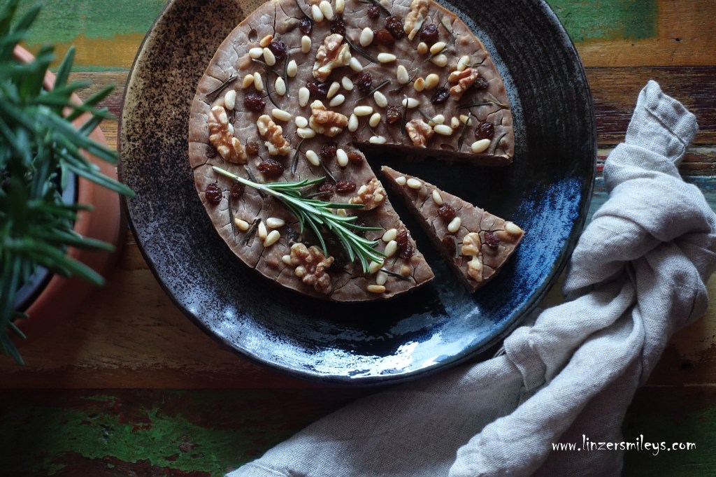 Castagnaccio, vegan, Kastanienmehlkuchen, toskanisch, aus der Toskana, Spezialität, Edelkastanien, Maroni, Maronen, castagne, farina di castagne, mit Rosmarin, Rosinen, pinoli #linzersmileys