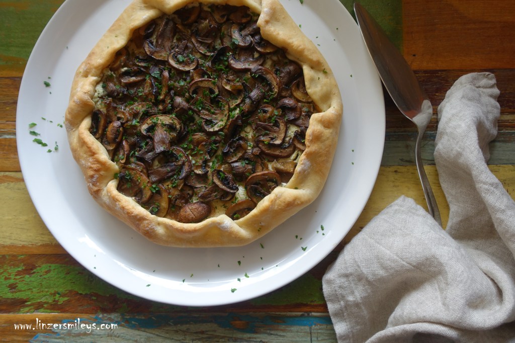 Galette mit Champignons und Frischkäse, nachhaltig backen, Resteverwertung, Besonderes aus einfachen Zutaten, salzige Galette, herzhaft, vegetarisch, Resteküche, kreativ, einfach, Tarte ohne Tarteform #linzersmileys