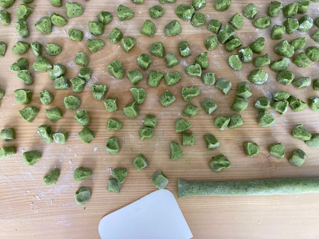 Gnocchi di patate e aglio orsino, grüne Gnocchi, Bärlauch-Gnocchi, Kartoffelnudeln, Erdäpfel-Gnocchi, selbst gemacht, mit Butter und Parmesan, DIY, mit frischem Bärlauch, selbst gepflückt, Gutes aus dem Wiener Prater, Wiener Wald, die Speisekammer vor meiner Haustüre #linzersmileys