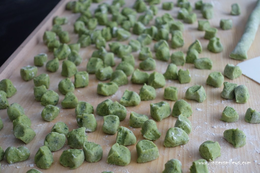 Gnocchi di patate e aglio orsino, grüne Gnocchi, Bärlauch-Gnocchi, Kartoffelnudeln, Erdäpfel-Gnocchi, selbst gemacht, DIY, mit frischem Bärlauch, selbst gepflückt, Gutes aus dem Wiener Prater, Wiener Wald, die Speisekammer vor meiner Haustüre #linzersmileys