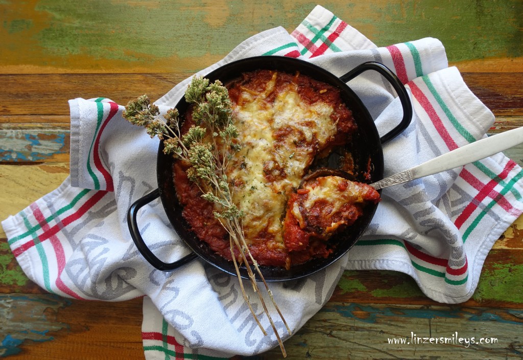 Melanzaniauflauf, Auberginenauflauf, Sommergemüse aus dem Ofen, mit Tomatensoße, italienisch inspiriert, melanzane alla parmigiana, mit Parmesan, Cottage Cheese, Hüttenkäse, Gemüseauflauf, vegetarisch kochen im Sommer #linzersmileys