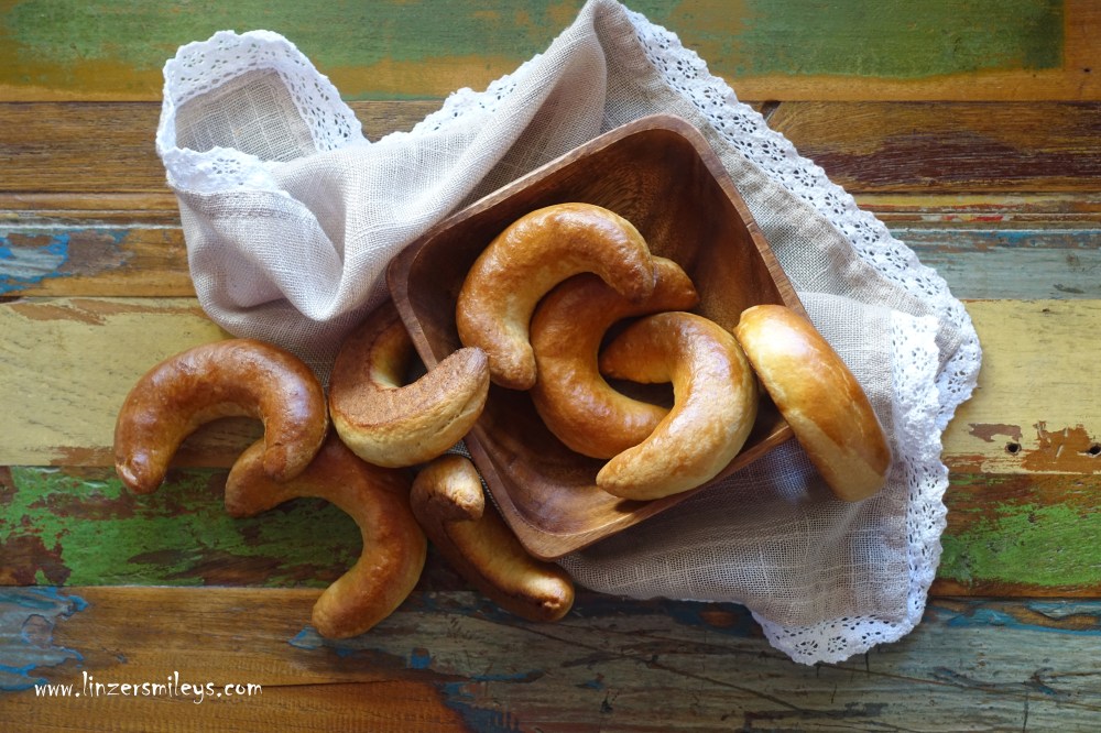 Nussbeugerl, Nussbeugel, Nusskipferl, Hörnchen, Monde, C, Pressburger Kipferl, Nussfülle, Haselnüsse, Walnüsse, kalter Germteig, kalt geführt, Hefeteig, traditionell backen, Fastenbeugel, gefüllt, traditionell backen #linzersmileys