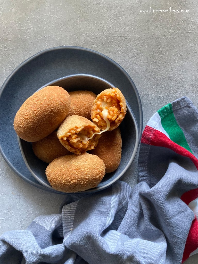 Supplì al telefono, römische Reiskroketten, vegetarisch, mit Mozzarella, pomodoro, mit Tomaten, polpette di riso, sorpresa, surprise, Kroketten mit Überraschung, römische Spezialität, mangiare a Roma, Fingerfood, kulinarische Reise nach Rom #linzersmileys