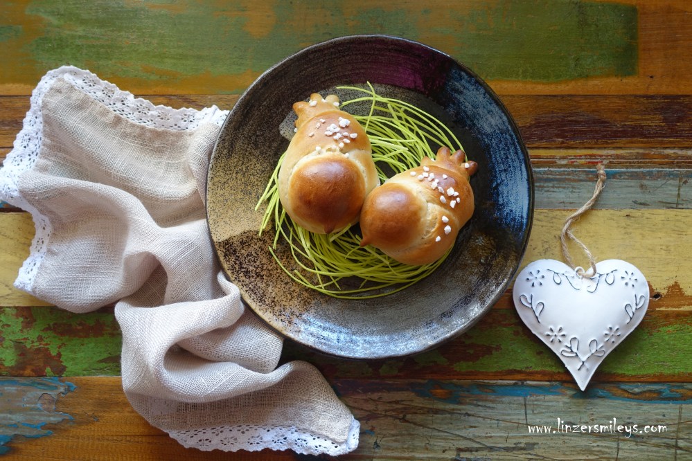 Turteltäubchen, turteln, gurren, Ruckedigu! märchenhaft köstlich, Lautmalerei, süße Täubchen aus Hefeteig, Germteig, Frühstück, vegan, vegetarisch, tierisch gut, Hefeteig formen, für Kinder, mit Kindern backen, Aschenputtel, Märchen #linzersmileys