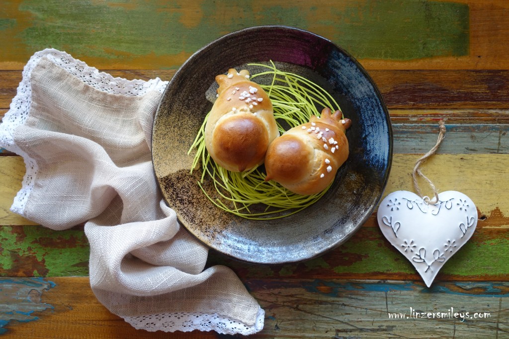 Turteltäubchen, turteln, gurren, Ruckedigu! märchenhaft köstlich, Lautmalerei, süße Täubchen aus Hefeteig, Germteig, Frühstück, vegan, vegetarisch, tierisch gut, Hefeteig formen, für Kinder, mit Kindern backen, Aschenputtel, Märchen #linzersmileys
