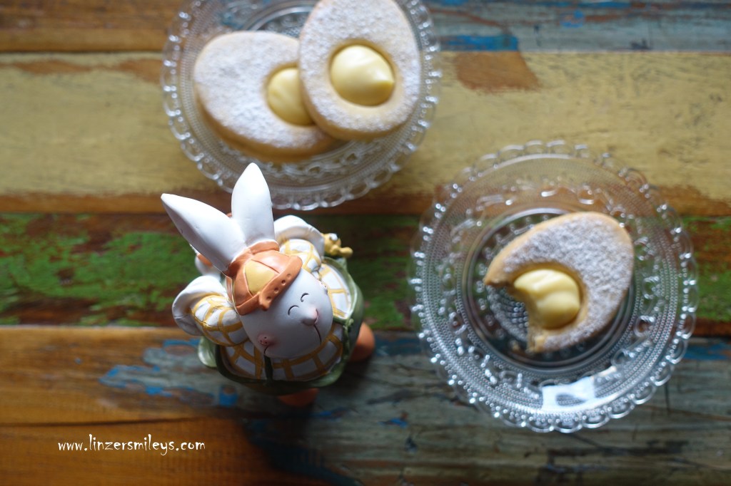 Ostereierkekse, mit Creme, Crema pasticcera, Patisseriecreme, mit Eierlikör, Doppelkekse, gefüllte Plätzchen, österlich, backen für Ostern, Kekse in Eiform, kreativ backen #linzersmileys