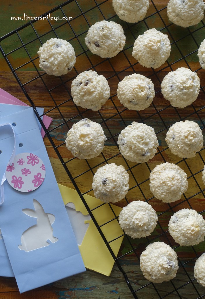 DIY Geschenkidee aus der Küche, Kokosbusserl, Kokosmakronen, saftig und weich, Resteverwertung, Eiweißverwertung, Köstliches aus übriggebliebenem Eiweiß, Eiklar, Makronen, Busserl, mit Kokos, Schokolade, Zitrone, zitronig frisch #linzersmileys