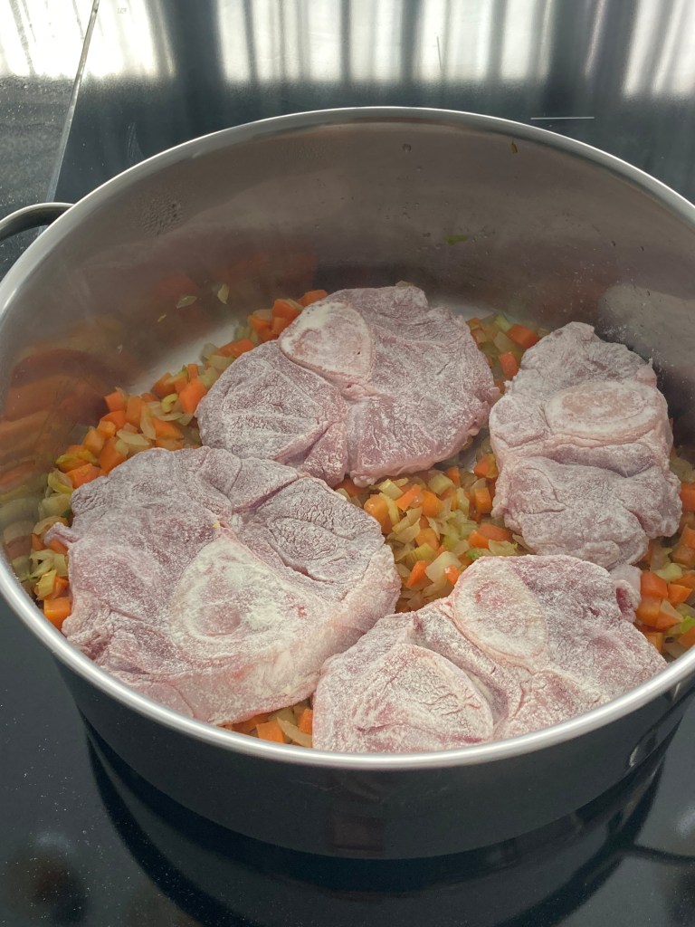 Zubereitung Ossobuco alla romana vom Tiroler Kalb, Kalbsstelze, Kalbshaxe, Wurzelgemüse, Erbsen