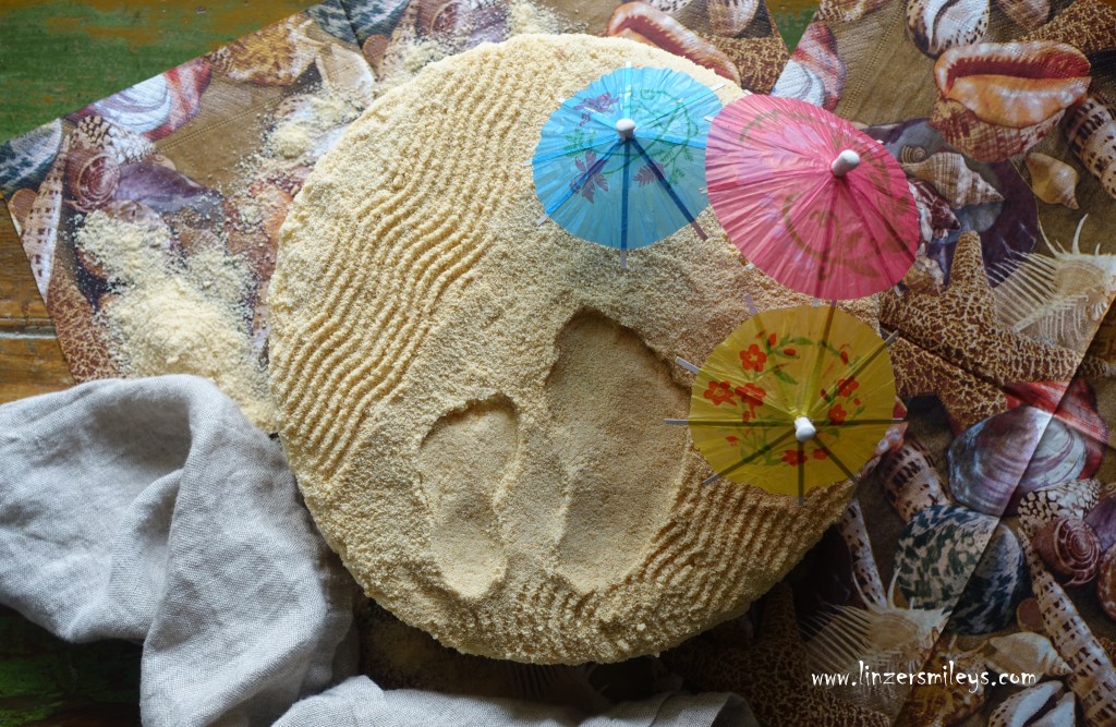 Spuren im Sand, Strandtorte, Sandkuchen mit Schlagobers/Schlagsahne und Keksen, Kelsbrösel als Sand, Biskotten, Löffelbiskuits, mit Fußspuren, Mutter-Kind-Beziehung, für Menschen, die uns begleiten, Dankeschön in Tortenform, Prägung, Spuren der Liebe, Erziehung, Tortenkreation von Daniela Terenzi #linzersmileys 