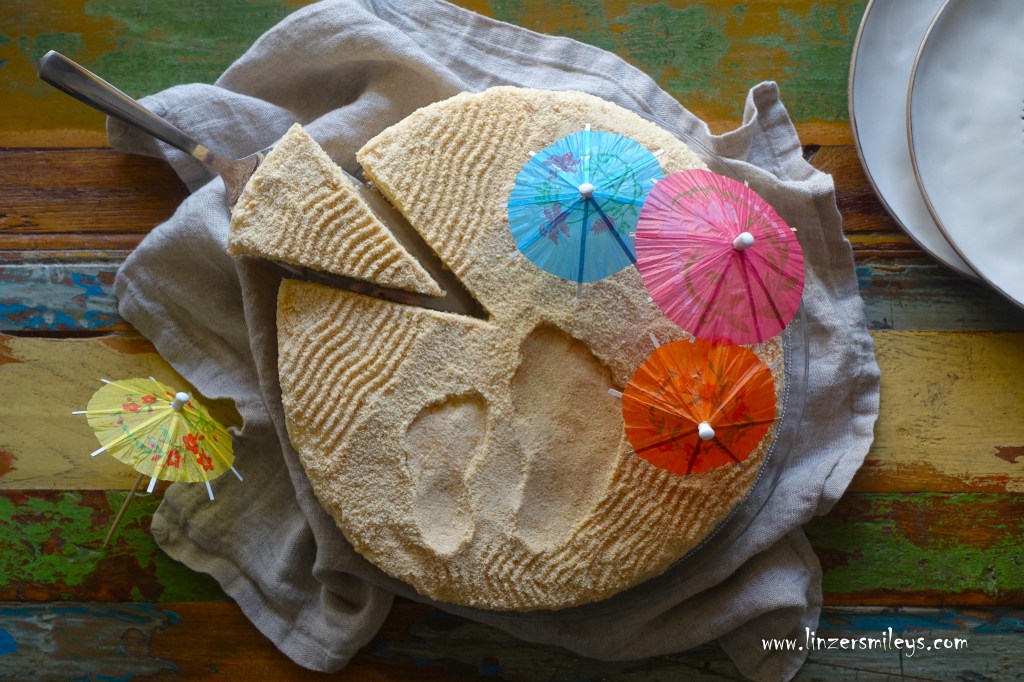 Spuren im Sand, Strandtorte, Sandkuchen mit Schlagobers/Schlagsahne und Keksen, Kelsbrösel als Sand, Biskotten, Löffelbiskuits, mit Fußspuren, Mutter-Kind-Beziehung, für Menschen, die uns begleiten, Dankeschön in Tortenform, Prägung, Spuren der Liebe, Erziehung, Tortenkreation von Daniela Terenzi #linzersmileys 
