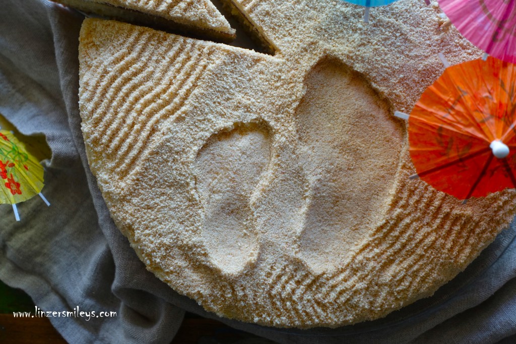 Spuren im Sand, Strandtorte, Sandkuchen mit Schlagobers/Schlagsahne und Keksen, Kelsbrösel als Sand, Biskotten, Löffelbiskuits, mit Fußspuren, Mutter-Kind-Beziehung, für Menschen, die uns begleiten, Dankeschön in Tortenform, Prägung, Spuren der Liebe, Erziehung, Tortenkreation von Daniela Terenzi #linzersmileys 