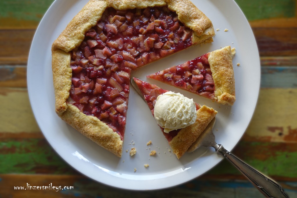 Galette, Mürb(e)teig, französisch backen, Mürbteig-Tarte, mit Obst, saisonal, Rhabarber, Süßes mit Gemüse, Preiselbeeren, Cranberrys, frisch und fruchtig, EasyBaking, Kuchen ohne Backform, nicht zu süß, nicht zu üppig, sommerlich, Rezept von Daniela Terenzi #linzersmileys