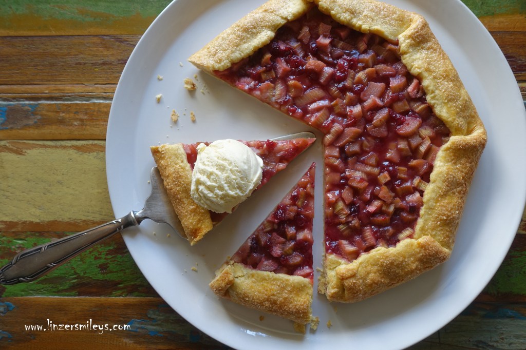 Galette, Mürb(e)teig, französisch backen, Mürbteig-Tarte, mit Obst, saisonal, Rhabarber, Süßes mit Gemüse, Preiselbeeren, Cranberrys, frisch und fruchtig, EasyBaking, Kuchen ohne Backform, nicht zu süß, nicht zu üppig, sommerlich, Rezept von Daniela Terenzi #linzersmileys
