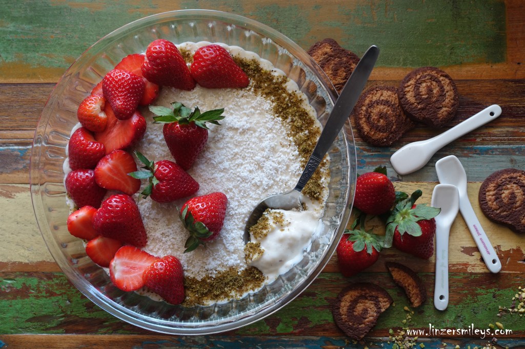 Bio-Rohmilch, aus Südtirol, vom Lichtensternhof, Lichtenstern, Stella, Ritten, Renon, Milch in Bioqualität, gesund und bekömmlich, latte crudo in qualità bio, dal Trentino-Alto Adige, riso al latte, Milchreis, Dessert zum Löffeln, mit Kokos, Pistazien und Erdbeeren #linzersmileys