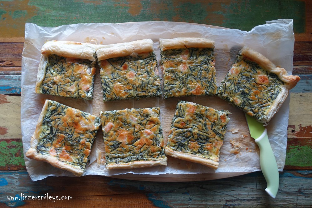 Blätterteigtarte mit Mönchsbart und Räucherlachs, Salzwiesenkraut, agretti, barba di frate, Quiche, torta salata, köstlich, Frühlingsküche, con pesce, Fisch, salmone afumicato, Daniela Terenzi, Food Blog #linzersmileys