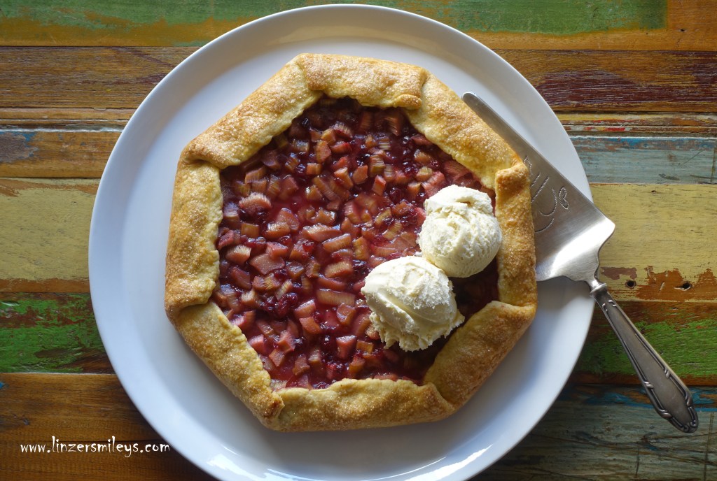 Galette, Mürb(e)teig, französisch backen, Mürbteig-Tarte, mit Obst, saisonal, Rhabarber, Süßes mit Gemüse, Preiselbeeren, Cranberrys, frisch und fruchtig, EasyBaking, Kuchen ohne Backform, nicht zu süß, nicht zu üppig, sommerlich, Rezept von Daniela Terenzi #linzersmileys