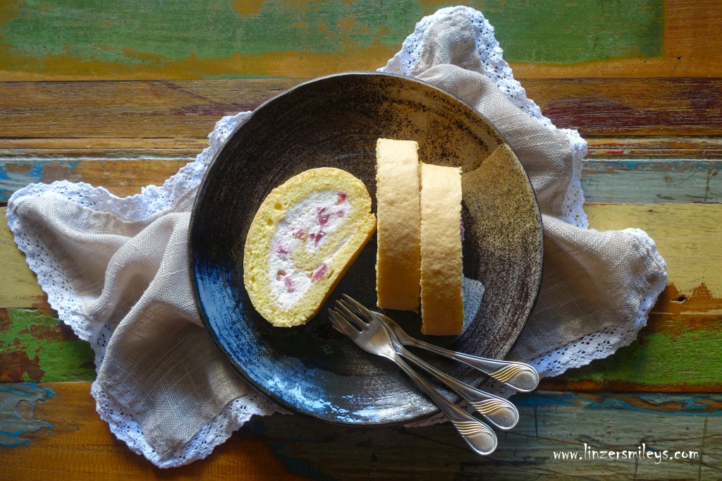 Biskuitroulade mit Topfen-Joghurt-Füllung und Erdbeeren, cremig, fruchtig, gerollt, Rolle, EasyBaking, schnell und einfach, Rezept von Daniela Terenzi #linzersmileys