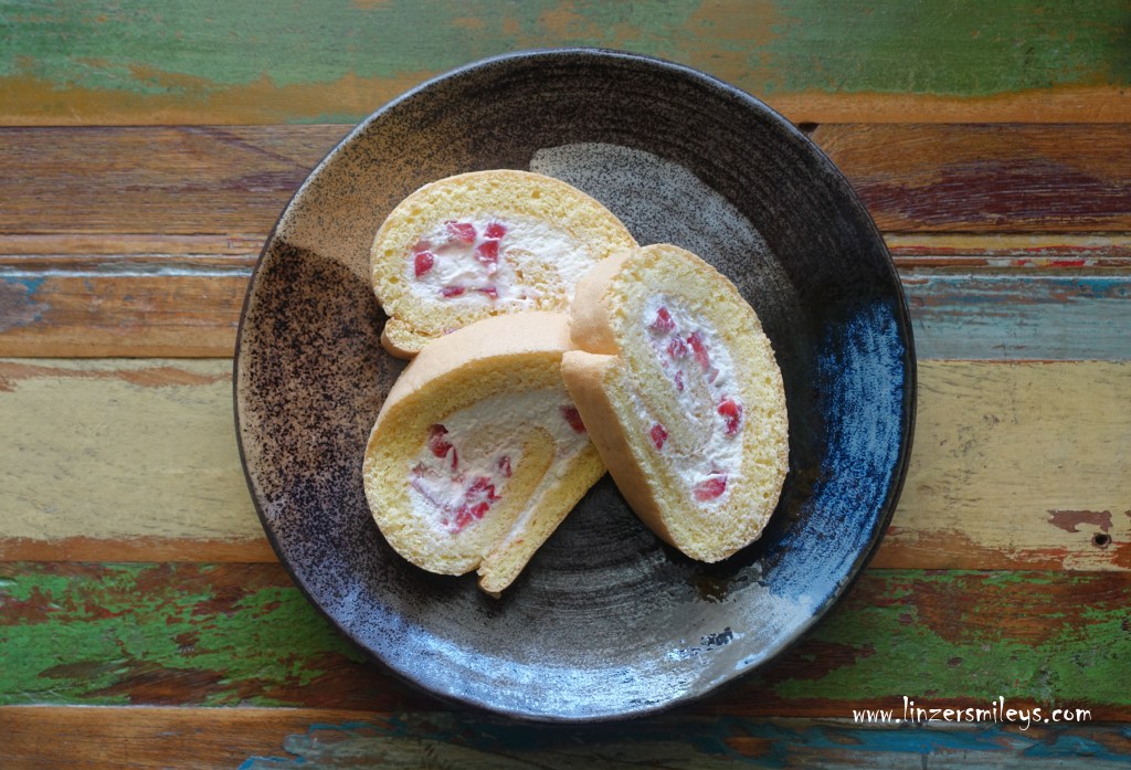 Biskuitroulade mit Topfen-Joghurt-Füllung und Erdbeeren, cremig, fruchtig, gerollt, Rolle, EasyBaking, schnell und einfach, Rezept von Daniela Terenzi #linzersmileys
