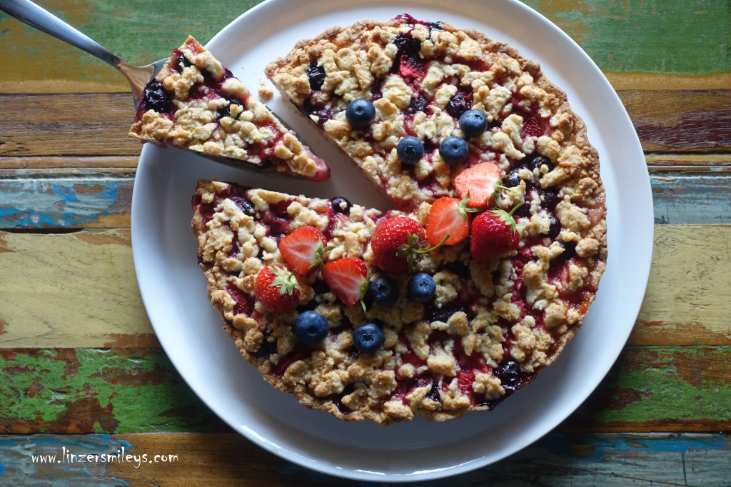 Crumble Cake mit Beeren und Vanille-Creme, Streuselkuchen, Streusel, Crumble, fruchtig, beerig, cremig, Sbriciolata con frutti di bosco e crema pasticcera, Sbrisolona, italienisch backen, Erdbeeren, Heidelbeeren, Blaubeeren, mirtilli e fragole #linzersmileys