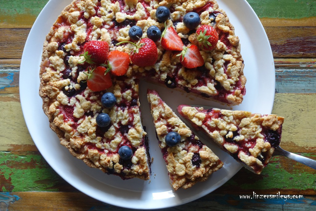 Crumble Cake mit Beeren und Vanille-Creme, Streuselkuchen, Streusel, Crumble, fruchtig, beerig, cremig, Sbriciolata con frutti di bosco e crema pasticcera, Sbrisolona, italienisch backen, Erdbeeren, Heidelbeeren, Blaubeeren, mirtilli e fragole #linzersmileys