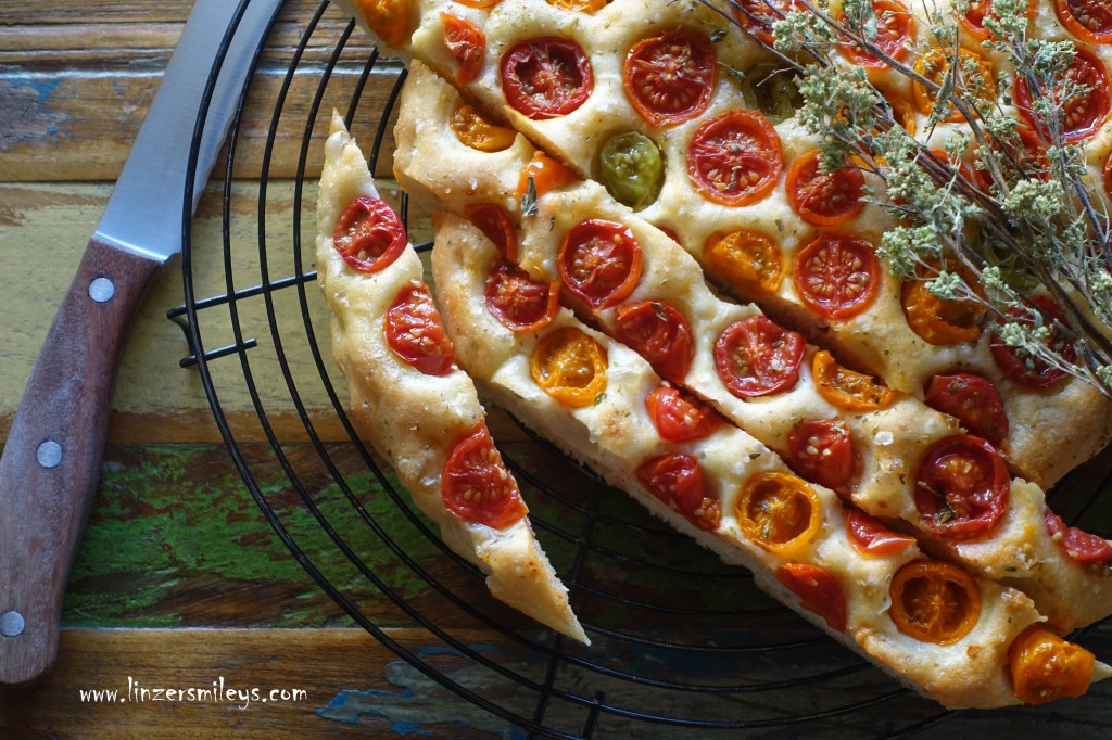 Focaccia mit bunten Tomaten, Origano und Fleur de sel, Focaccia con pomodorini, Salzblüte, Origano siciliano, specialità della Liguria, Focaccia pugliese, Olivenöl, extra vergine, DIY Focaccia, Fingerfood, Picknick-Food, Rezept von Daniela Terenzi #linzersmileys