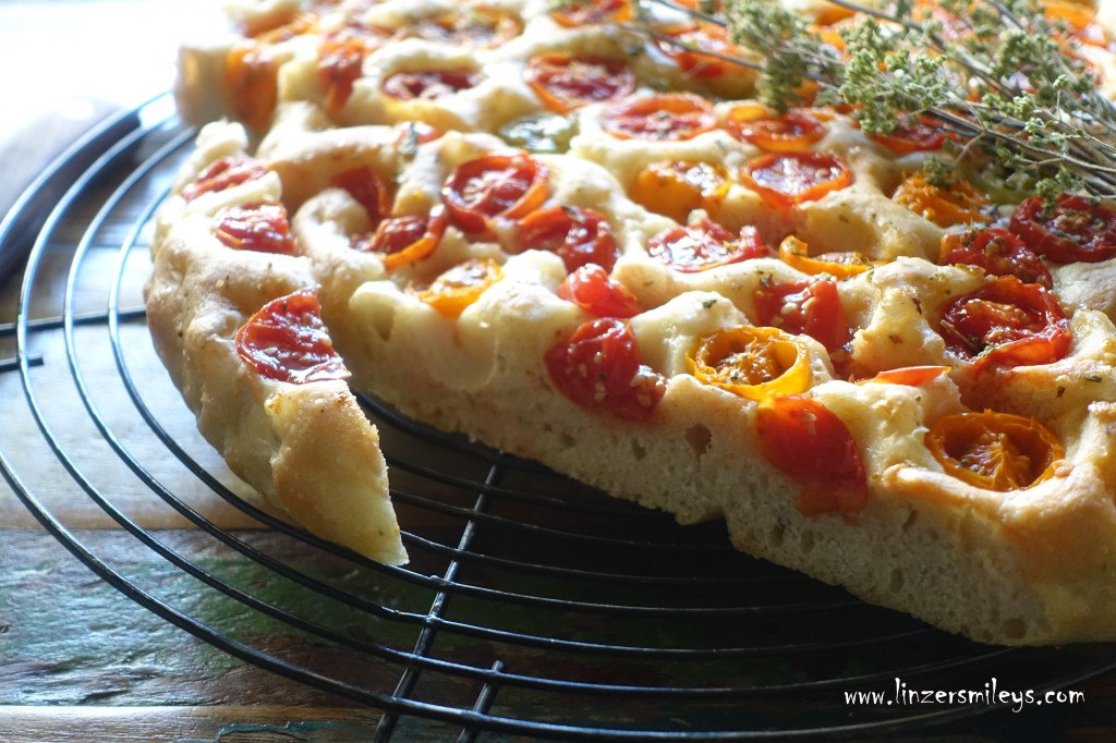 Focaccia mit bunten Tomaten, Origano und Fleur de sel, Focaccia con pomodorini, Salzblüte, Origano siciliano, specialità della Liguria, Focaccia pugliese, Olivenöl, extra vergine, DIY Focaccia, Fingerfood, Picknick-Food, Rezept von Daniela Terenzi #linzersmileys