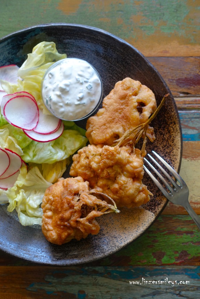 Holunderblüten, Holunderblütendolden, Holler, für gebackene Hollerstrauben, Frühling, österreichisch kochen wie zu Omas Zeiten, Holler-Schitzel, pikante Holunderblüten, mit Salat und Schnittlauch-Joghurt oder Topfen, pikante Holler-Krapfen #linzersmileys