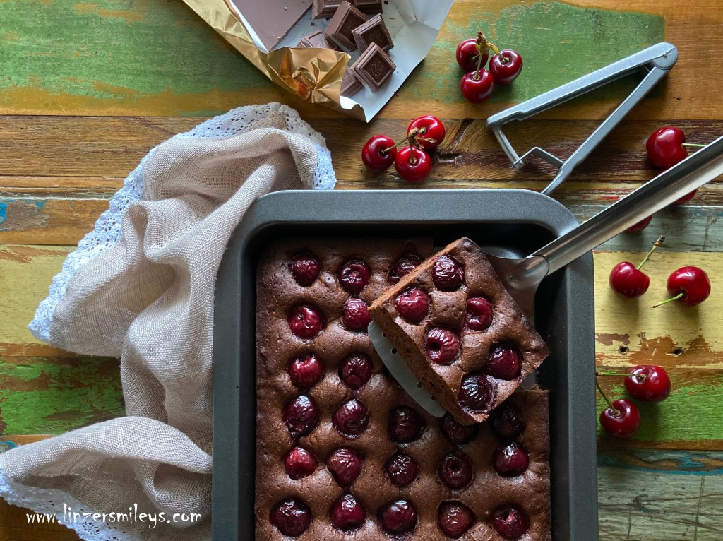 Schoko-Kirsch-Kuchen vom Blech, backen wie früher, Obstkuchen, Blechkuchen, Frühling, Sommer, Kuchen mit saisonalem Obst, backen wie Oma, Omas Rezepte, mit Kirschen, Kirschen entsteinen, schokoladig, Schwarzwald, saisonal #linzersmileys