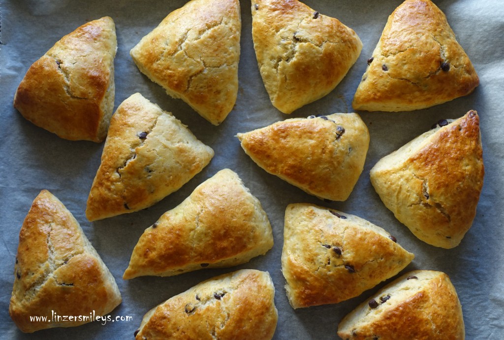 Scones, eckig, Scones-Ecken, EasyBaking, easy-peasy, mit Schokotropfen, Schoko-Drops, Chocolate Drops, very British, einfach backen, Süßes zum Tee, Frühstück, englisch #linzersmileys