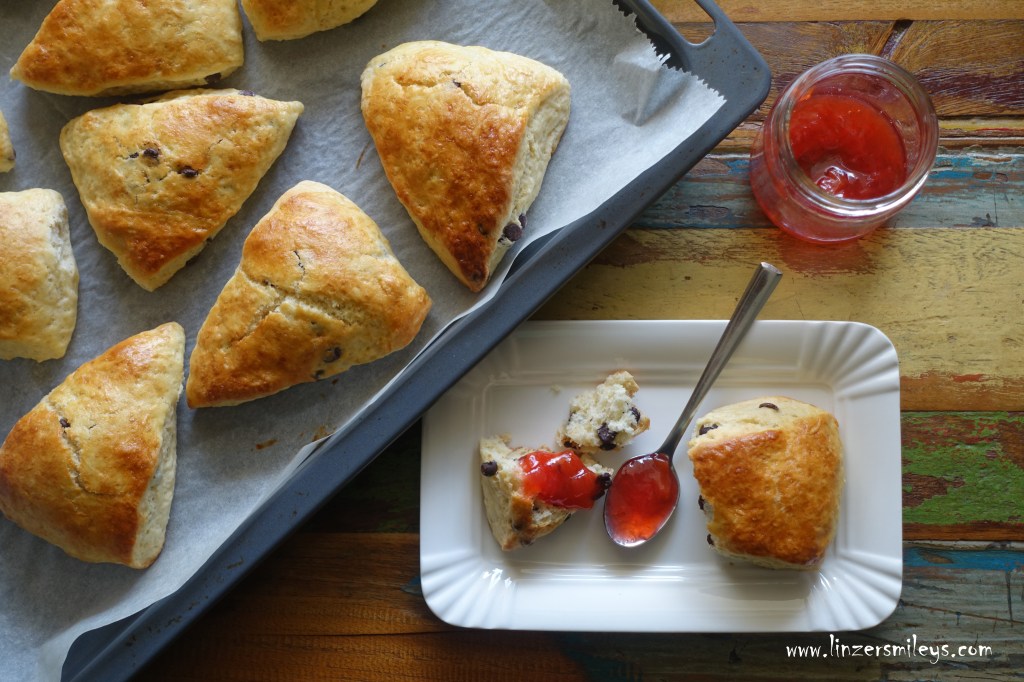 Scones, eckig, Scones-Ecken, EasyBaking, easy-peasy, mit Schokotropfen, Schoko-Drops, Chocolate Drops, very British, einfach backen, Süßes zum Tee, Frühstück, englisch #linzersmileys