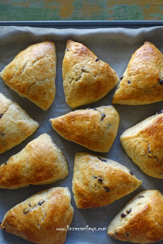 Scones, eckig, Scones-Ecken, EasyBaking, easy-peasy, mit Schokotropfen, Schoko-Drops, Chocolate Drops, very British, einfach backen, Süßes zum Tee, Frühstück, englisch #linzersmileys